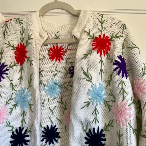 Grandma’s Favorite Knitted Floral Sweater - Picture 6 of 8